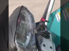 Bewonder de charme van de buitenkant van de driewieler.